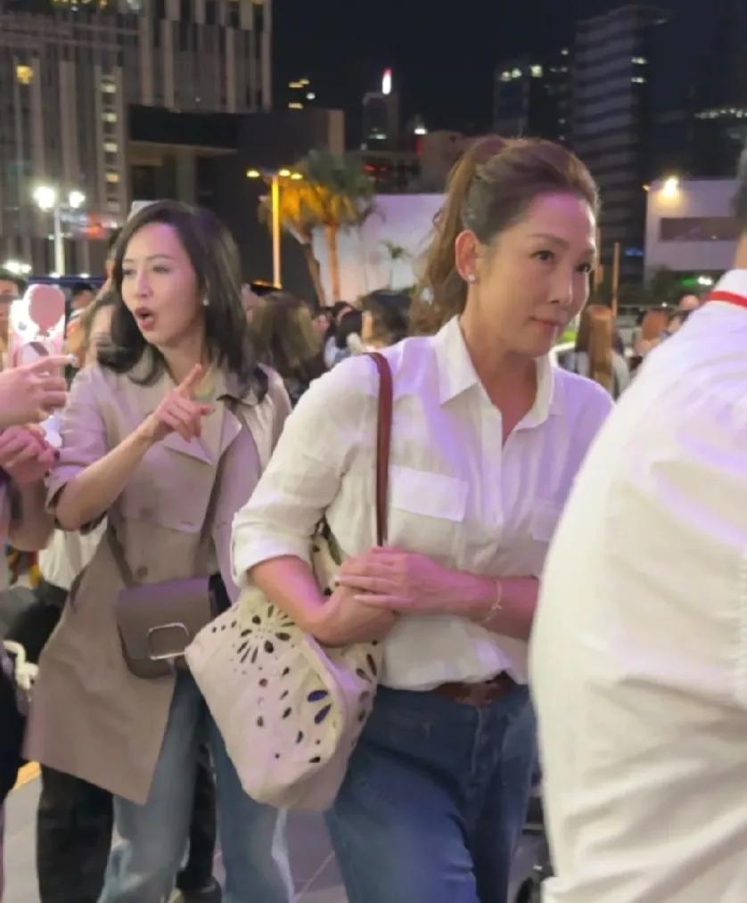 2位退圈多年的TVB花旦被偶遇，年过半百仍气质出众，大家还认得出来吗？8月21