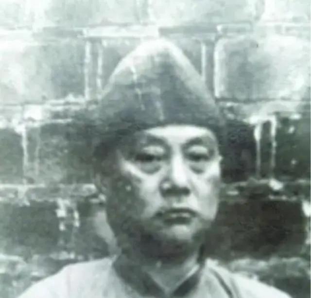 1950年，国军中将周磐被俘，因罪大恶极，被判死刑，为了活命，周磐语出惊人：“别