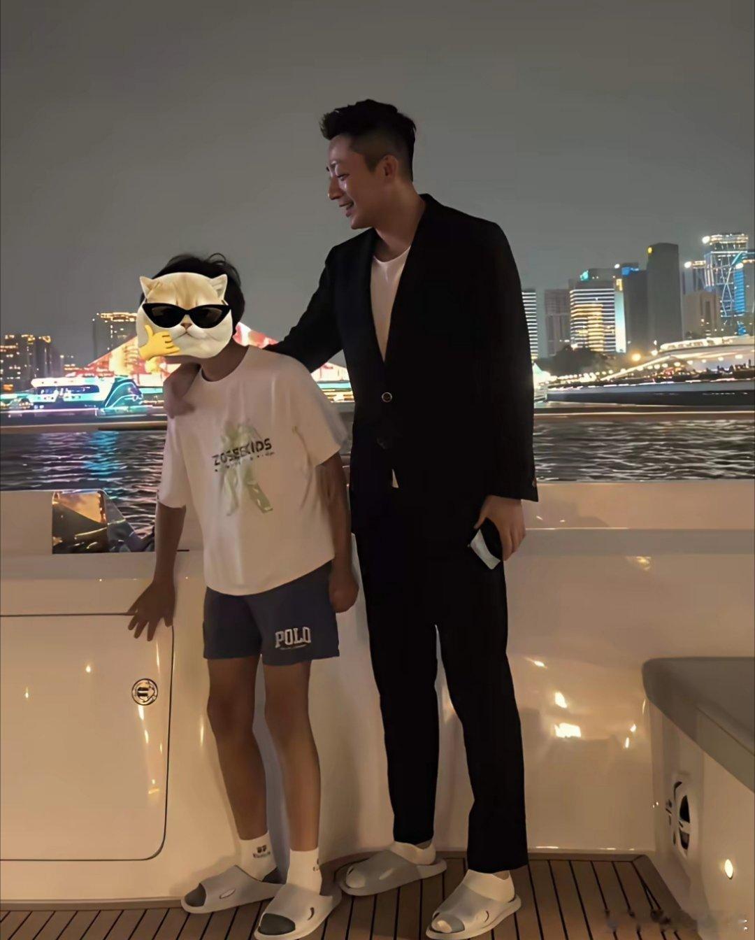 发现了吗？10岁的箖箖和爸爸汪小菲在一起时，总是一副很拘谨的模样。爸爸问他饭好不