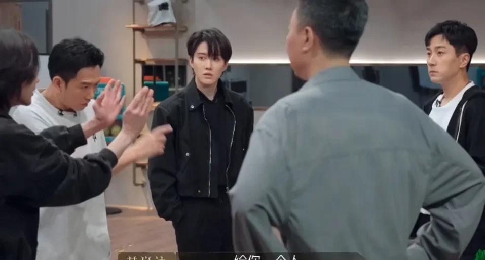 杨幂对着镜头甩出一句：“我现在，绝不为任何人改变自己。”另一边，刘恺威轻声说