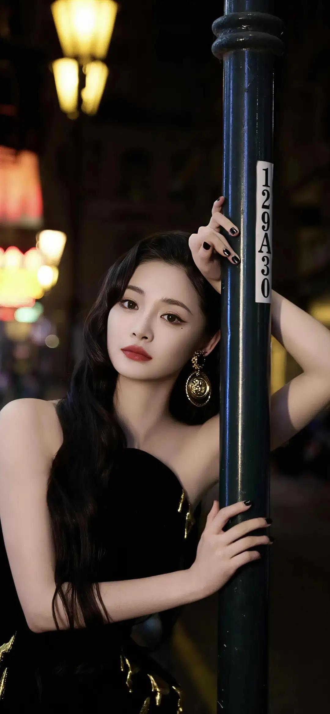 美女够靓，摄影师水平高，一个电线杆子就够用……