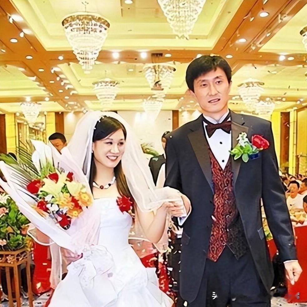 杜锋的妻子马晨菲，今年39岁，容貌甜美、身材高挑。她曾是国家游泳队队员，出身体育