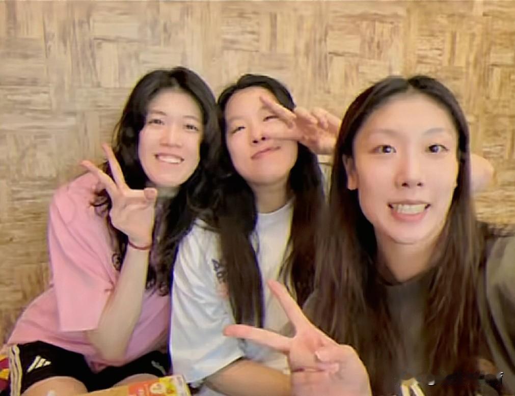 李盈莹与孟豆、杨艺、韩玥合影，表示自己很快乐。她们还买了冰淇淋，下了馆子，又去逛