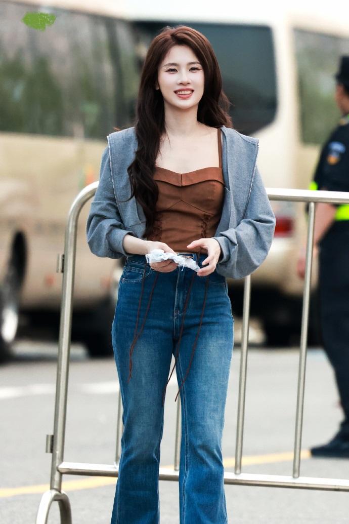 最近张慧雯在录制浪姐的时候搭配的很简洁，不过特别的有潮流时尚气息。张慧雯里面