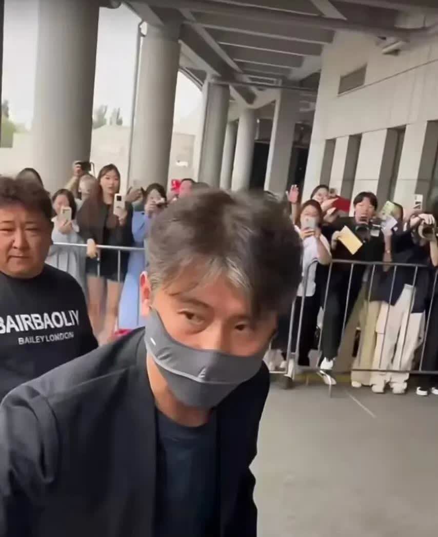 李乃文在沈阳露面，模样叫人心疼。两鬓和额头白发成片，眼睛通红，整个人憔悴得脱了相