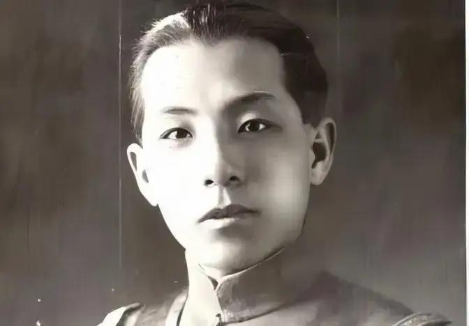 1931年的一晚，张学良刚刚睡下，二夫人谷瑞玉突然爬上床，从身后一把抱住他苦苦哀求：“亲爱的，再给我
