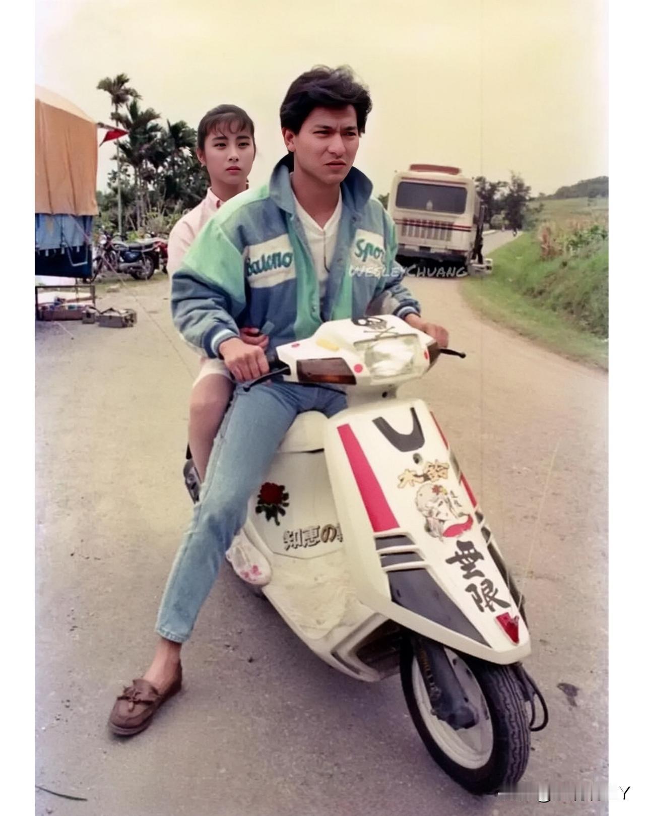 这张照片展现出了刘德华和岳翎坐在一辆车上的情景，彼时华仔28岁，帅气冲天。岳翎2