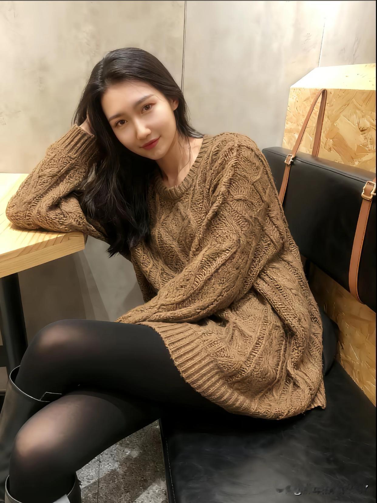 冬日暖阳洒下，整个世界都变得温柔起来。此时，穿上棕色毛衣与黑色丝袜的搭配，简直美