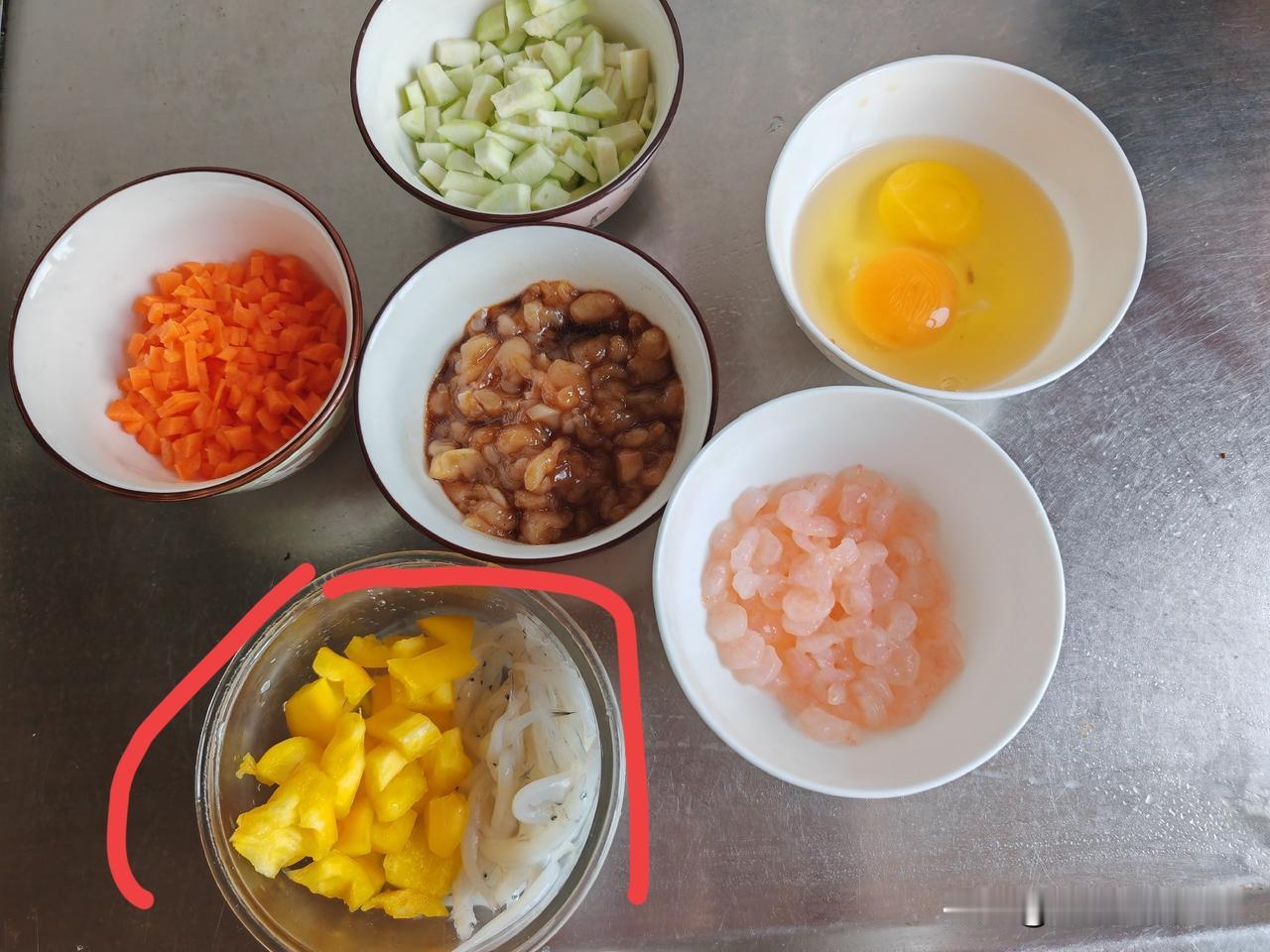 昨天晚上我和孙子又吃的面条，做了一盘卤子，炒了一盘菜，煮一大碗青菜清汤面。鸡