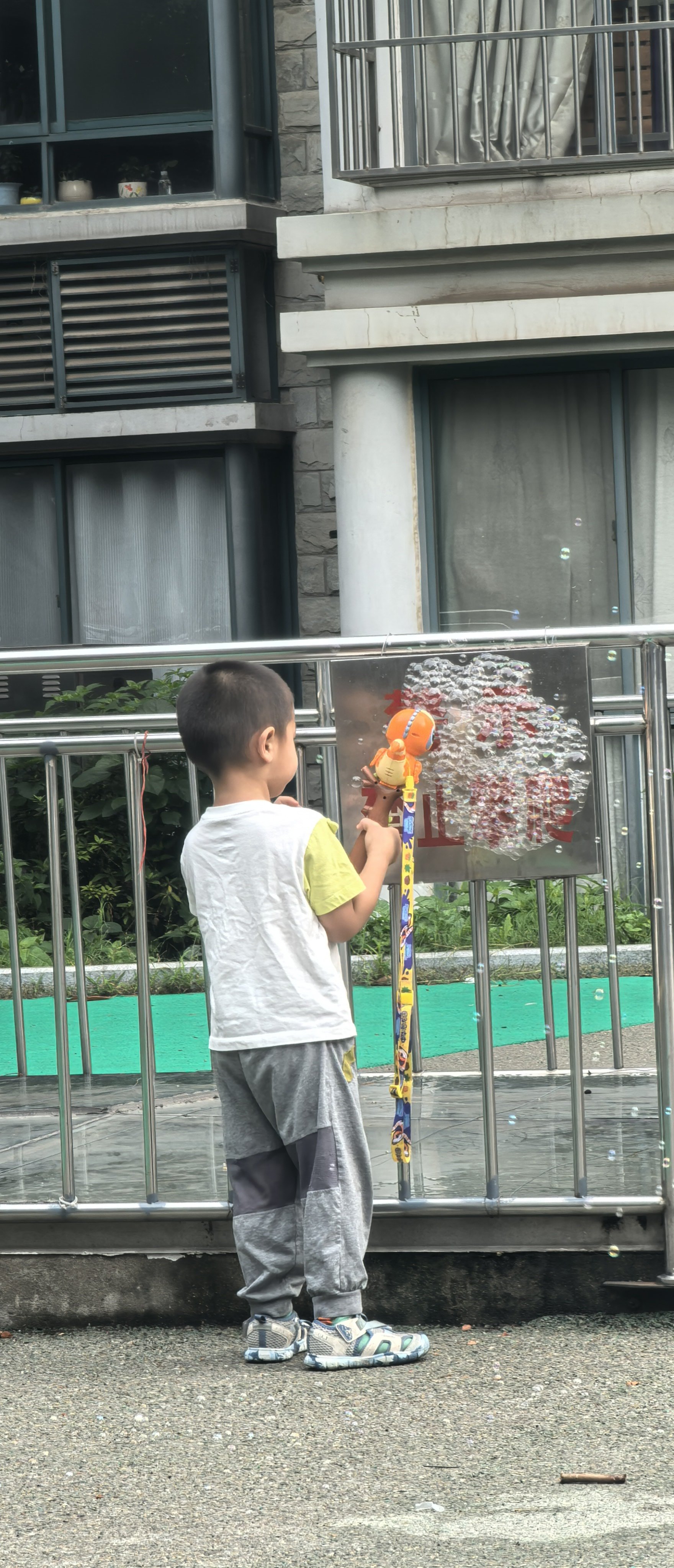 三四岁的小朋友精力太旺盛啦五点起床六点早餐七点遛弯搞不过完全搞不过