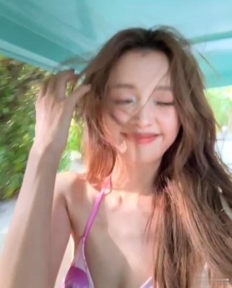 32岁孙怡马尔代夫穿粉色比基尼，腰细得不像生过孩子，网友：离婚后咋越来越辣​​
