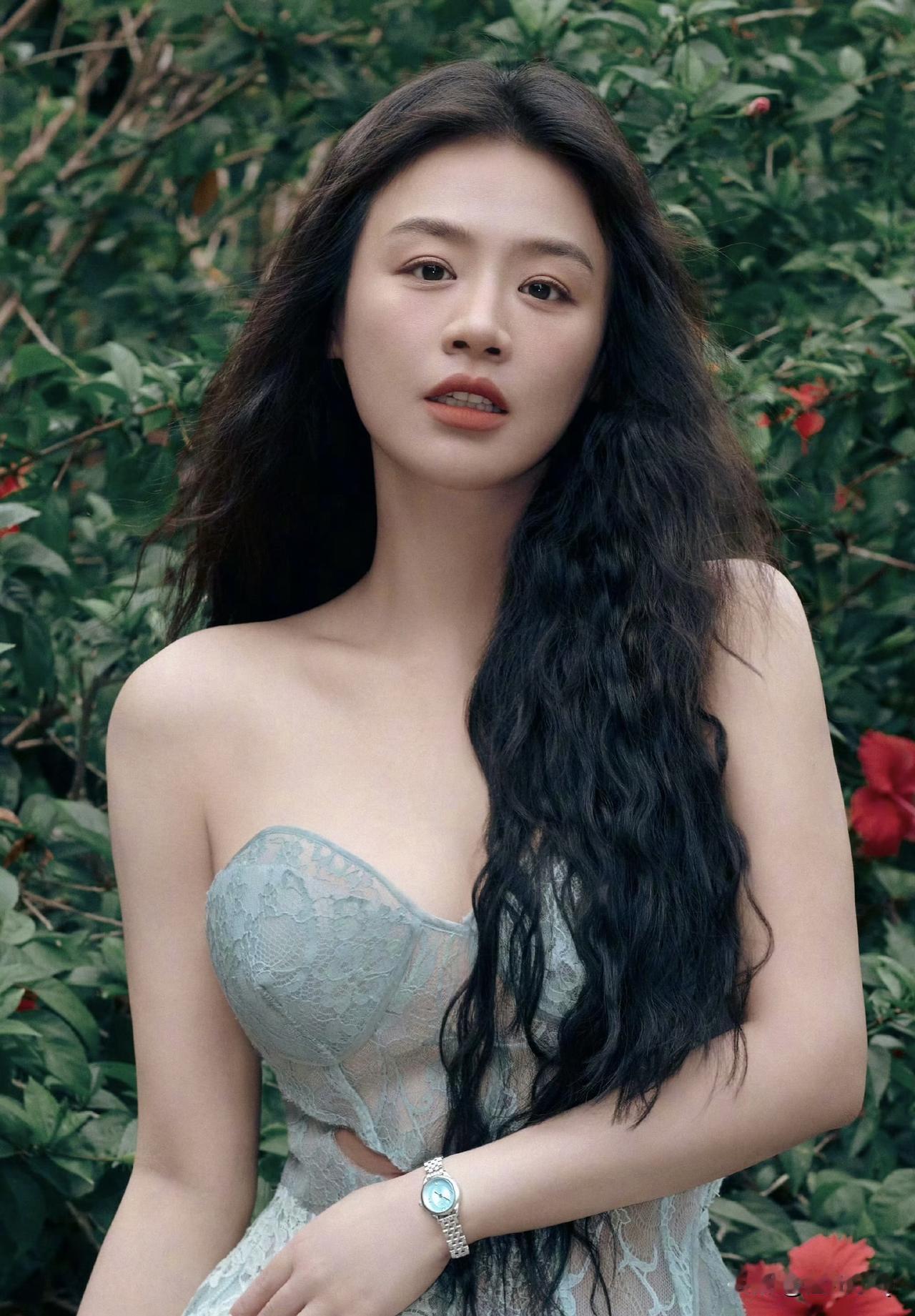 我看走眼了，差点以为马思纯的裙子上面被划了两道口子。[打脸][打脸]