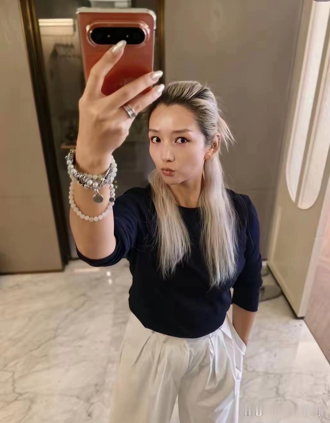 何洁复出后真是变化挺大了，瘦了至少30斤、年轻得像二十出头，打扮的也越来越洋气了