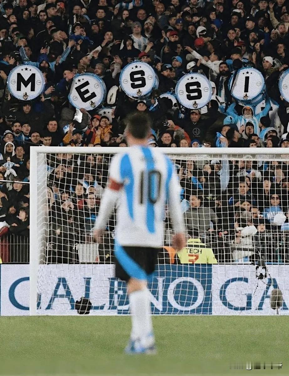 把评分印在背后的男人,梅西职业生涯已经126次拿到10分的完美评分!懂球的都