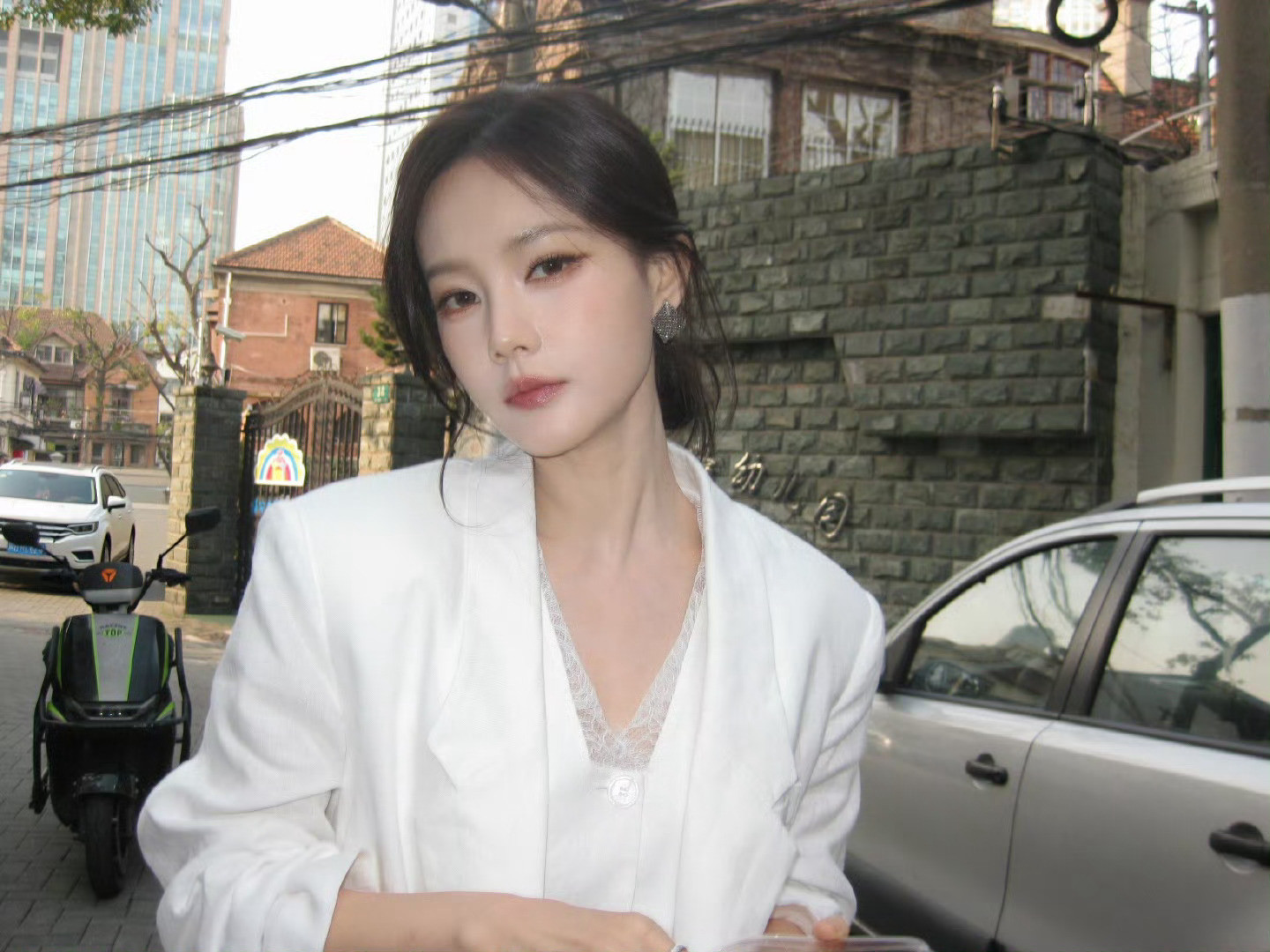 李一桐女总裁既视感李一桐白西装女霸总谁看了不喊一句李总！白西装造型又飒又美，下车