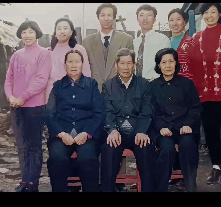 我的父母亲1953年春天从山东临沂逃荒到吉林省白山的一个十分偏远的小山沟里，好心