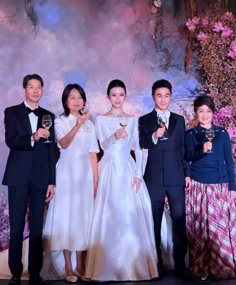 有钱人结婚真是讲究，赌王四太的儿子都结婚7年了，还要再搞一个婚礼答谢宴，把亲朋好
