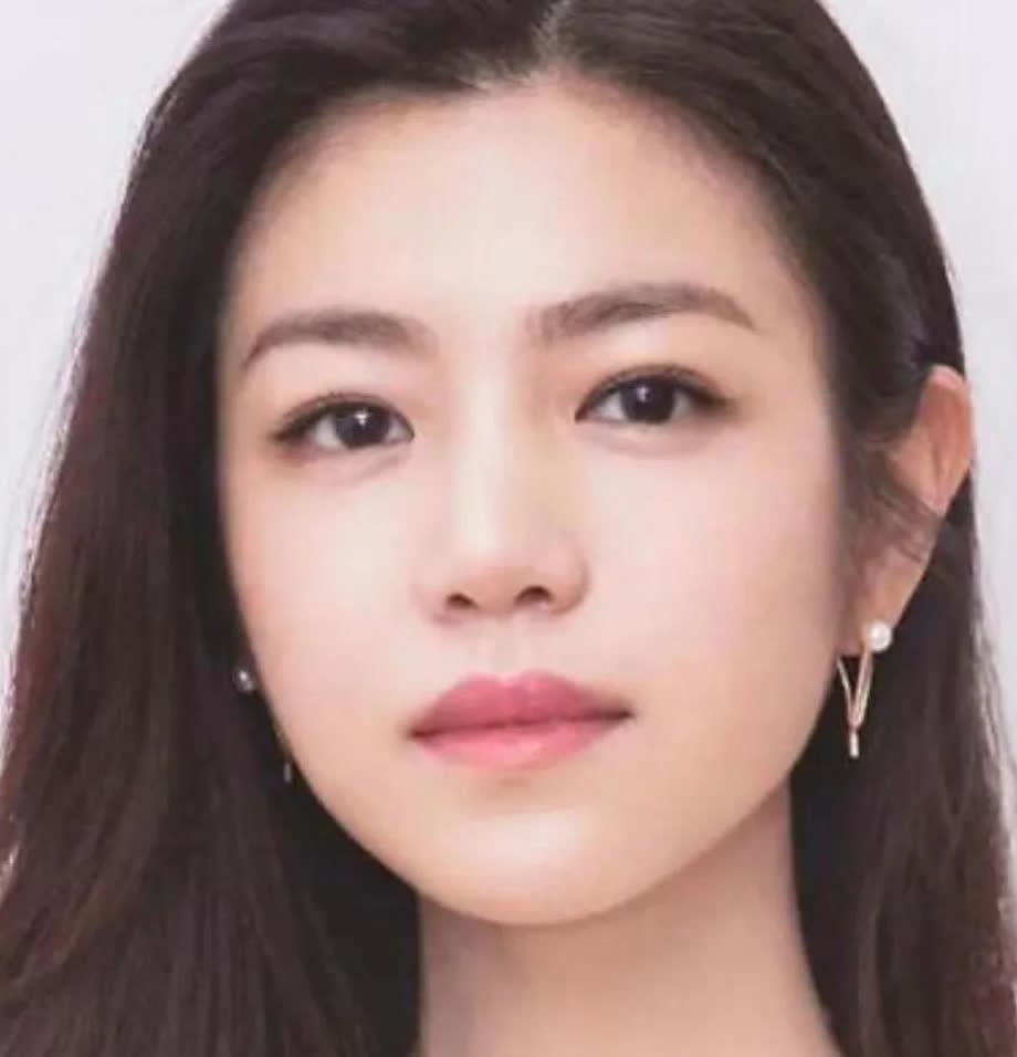 2016年，陈妍希生下儿子小星星。她本打算让儿子在台湾念书，可陈晓却强烈反对。陈
