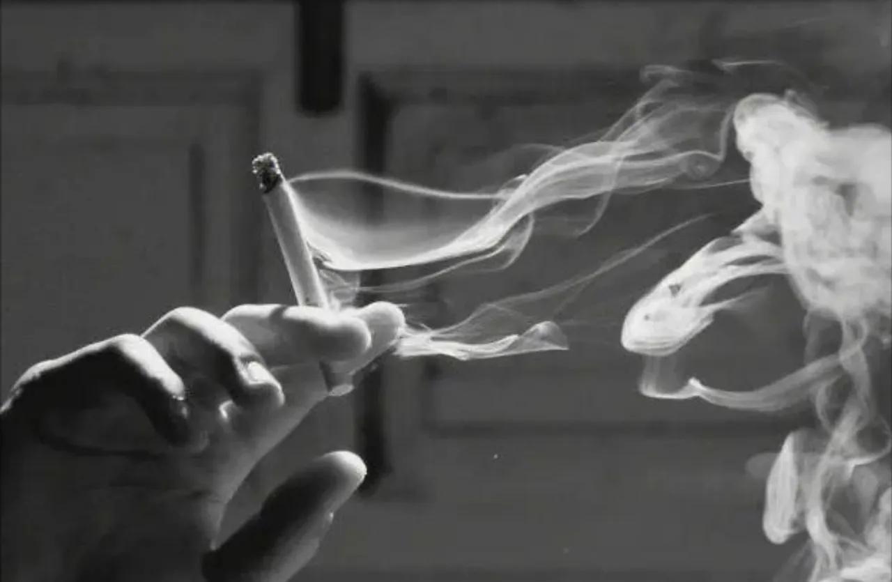 北京，徐小娇因不满办公室有人吸烟，在微信朋友圈发布带有诅咒、侮辱性质的言论，朋友