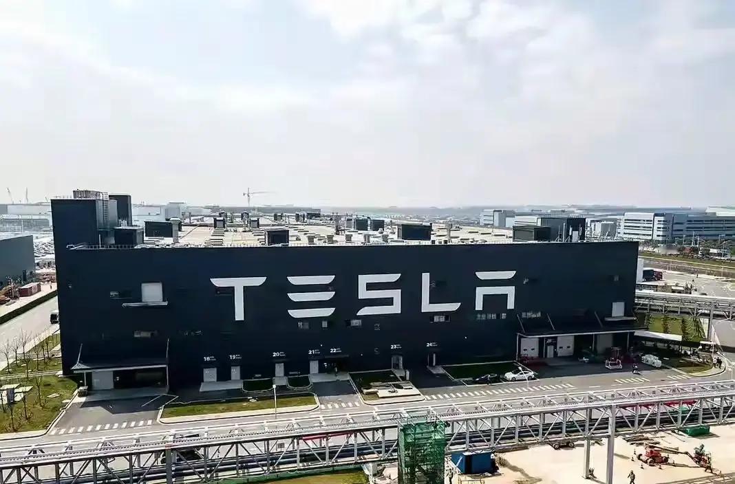 2026年2月，马斯克身家暴涨到8520亿美元，这家伙直接把SpaceX和xAI