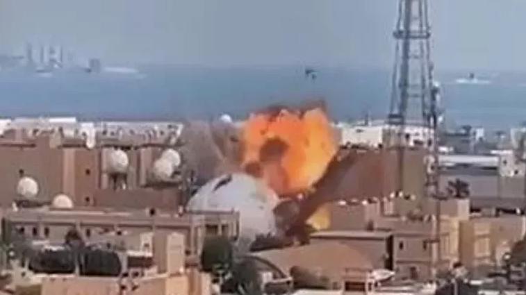 3枚弹道导弹，20架攻击无人机，大约2吨高爆战斗部，彻底爆炸巴林美军空军指挥部大