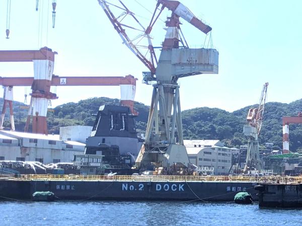 日本1.2万吨盾舰塞进超大雷达，舰桥顶桅杆顶出个违章建筑，头重脚轻连055都不敢