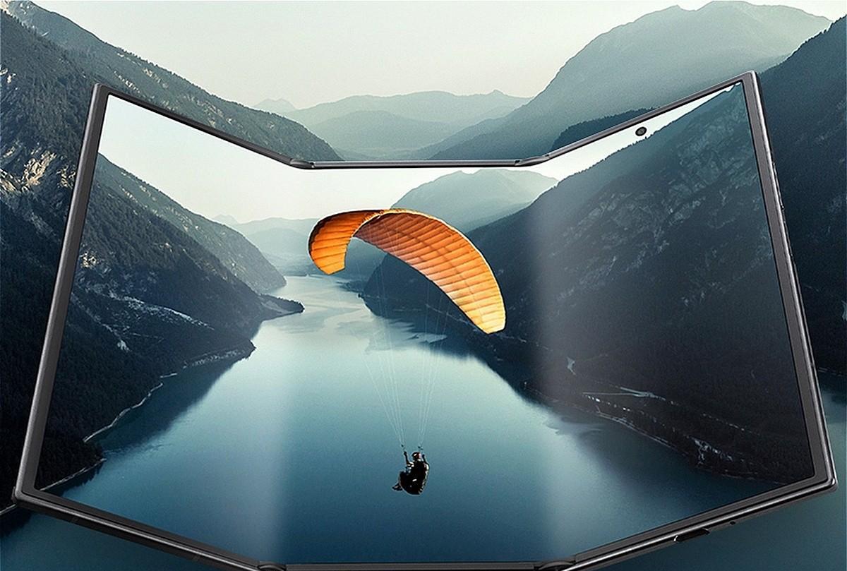 三星今日正式发布了其首款三折叠手机GalaxyZTriFold，使用10英寸