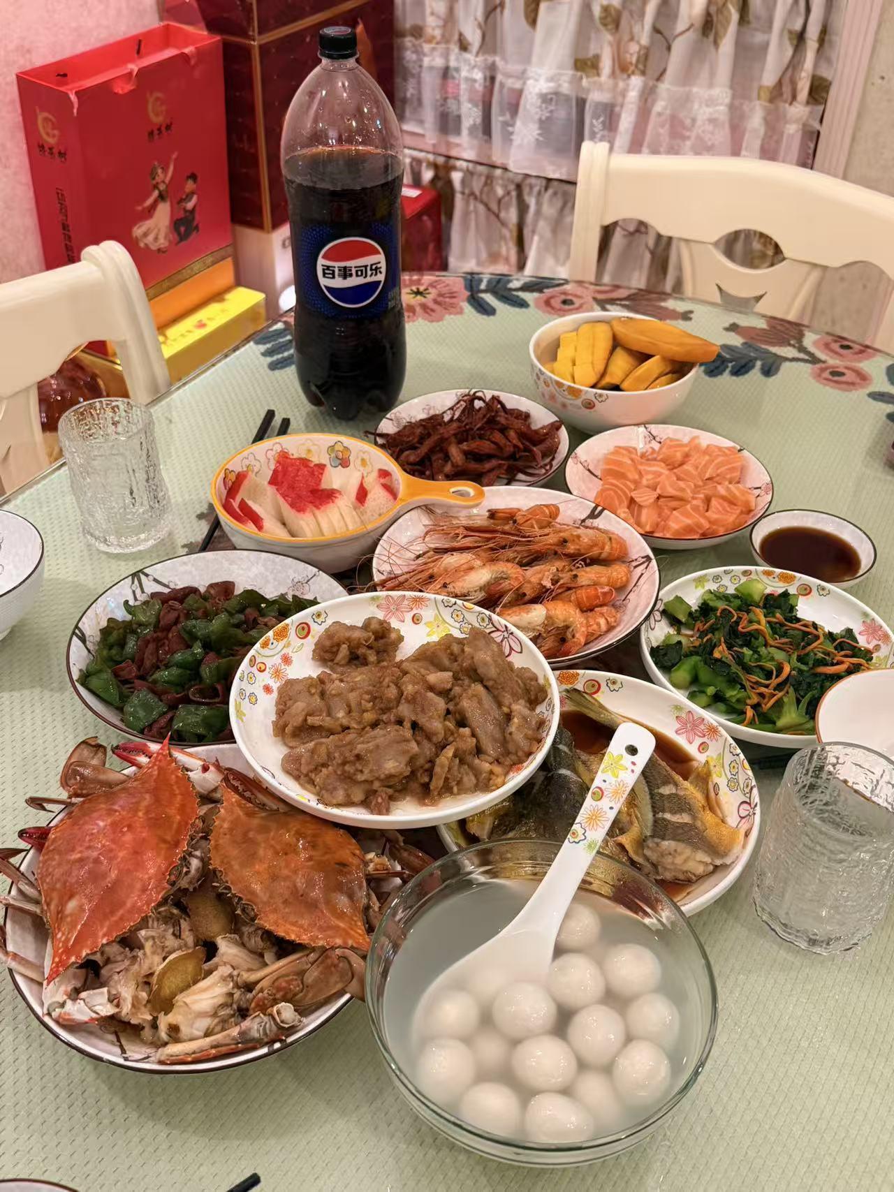 大年初二，女儿男朋友初登门拜访，我做了几道菜以示招待。鱼，蟹，虾这是最基本的，