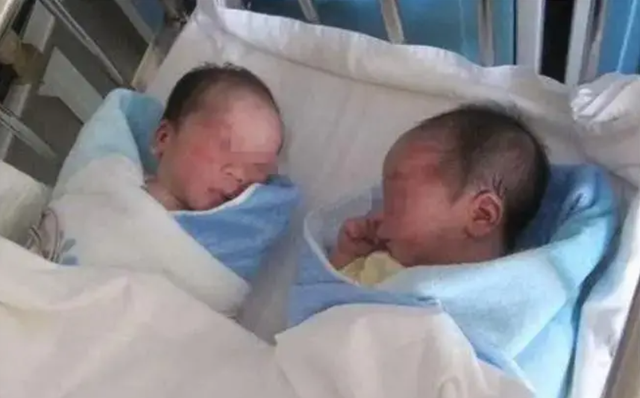 妈妈生下龙凤胎,爸爸高兴疯了,医生却摇头:这不是双胞胎
