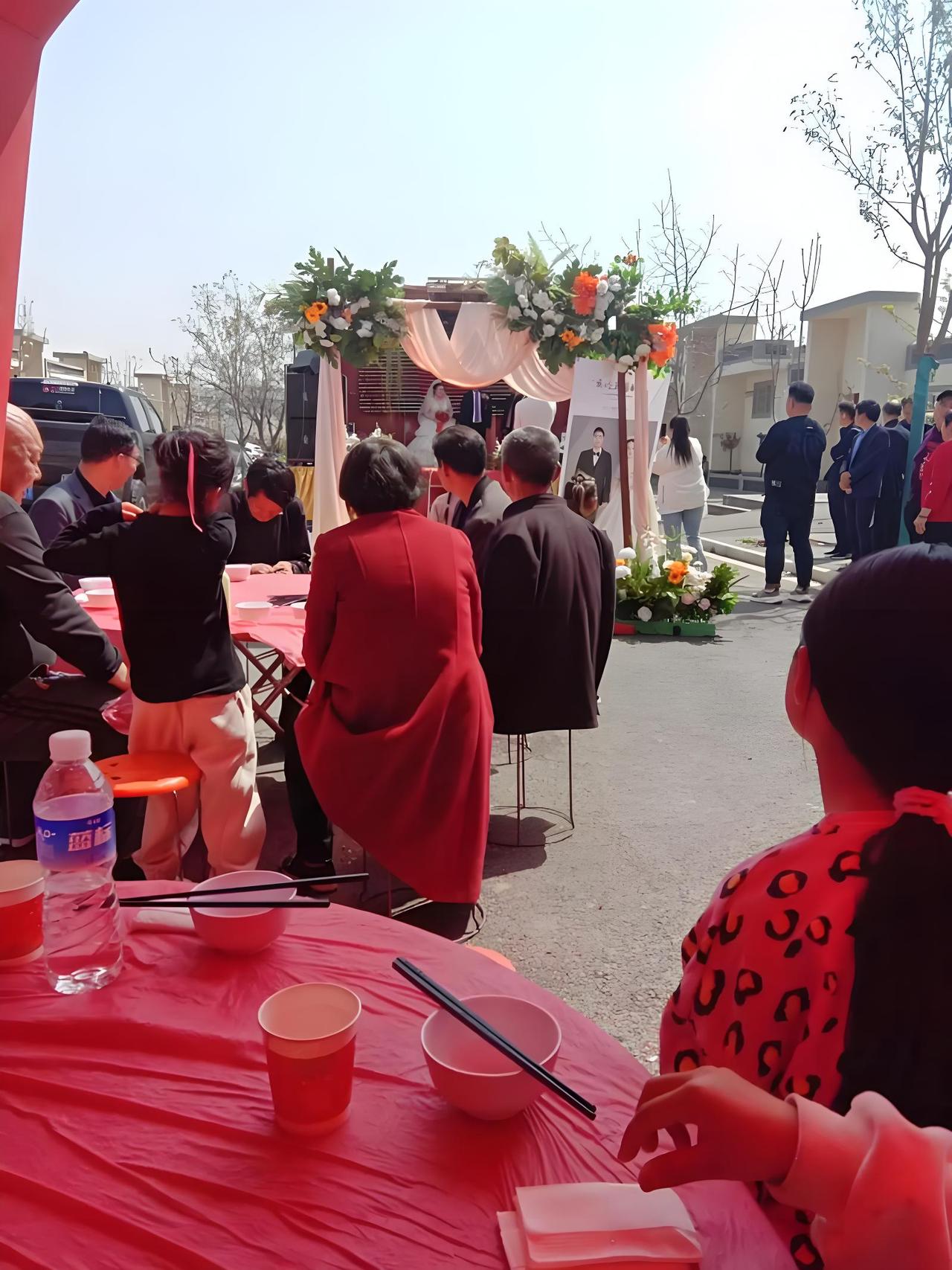 普通男孩子结婚几乎倾家荡产很多普通家庭的男孩，为了结婚把全家家底都掏空了。为