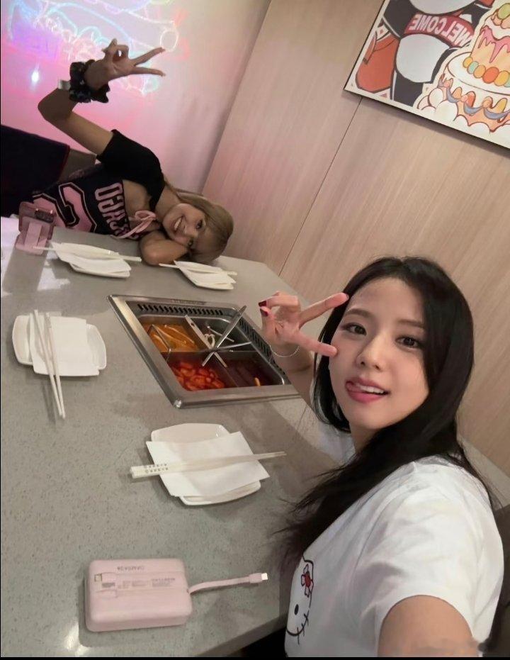 Lisa火锅夯级爱好者开超跑拿火锅外卖袋，这画面莫名有种‘白富美偷偷嗦粉’的反差