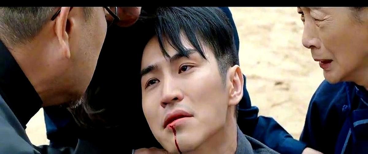 他中枪倒下，老爹没哭，反手就是两巴掌！《长河落日》里这一幕，直接给我看懵了。