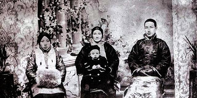 1902年农历正月初二，奉化岩头村，乡绅毛鼎和站在自家台阶上，气得浑身发抖。他是