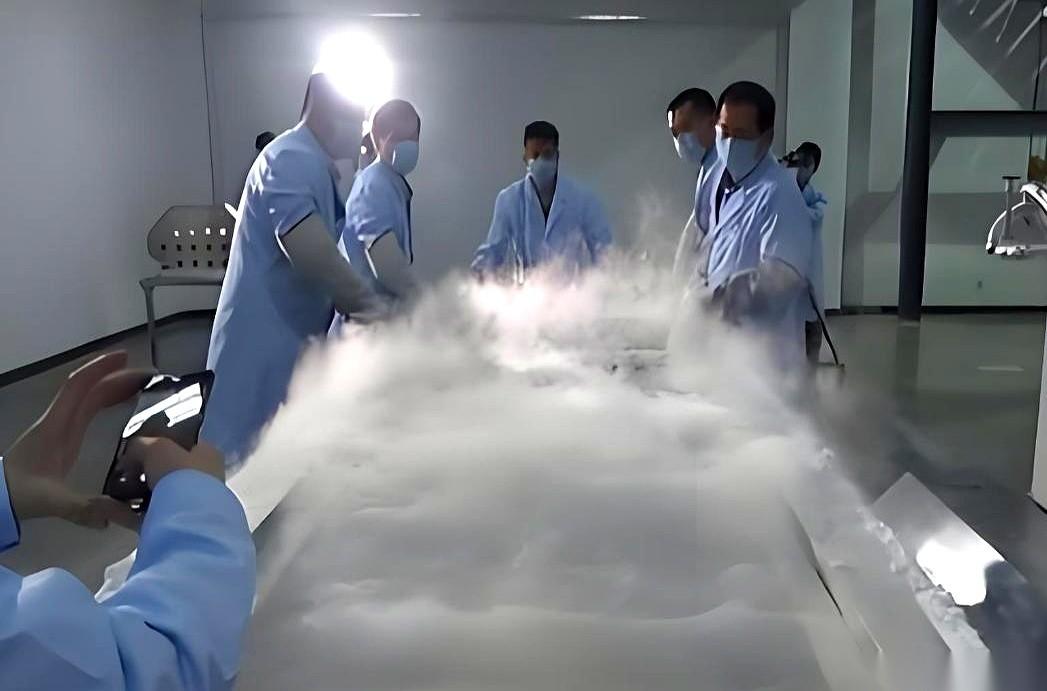 网上那个全球第一个被冷冻的人，故事传得神乎其神。但最扎心的一点，很多人都不知道