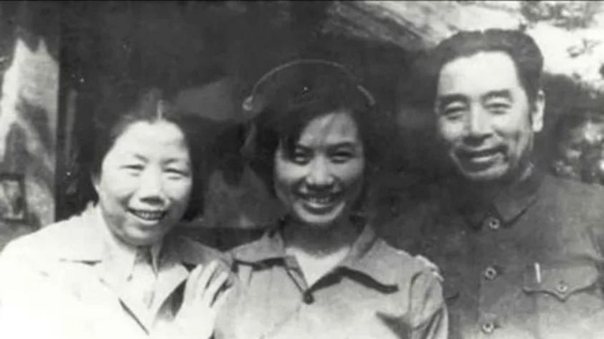 1951年，彭德怀得知周总理的女婿在朝鲜乱搞男女关系，怒拍桌子：“战士们流血牺牲