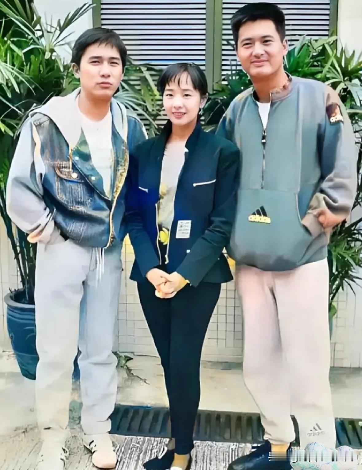 80年代，周润发、梁朝伟和一名女演员一起拍的合影，大家认识她吗？那时，梁朝伟和周