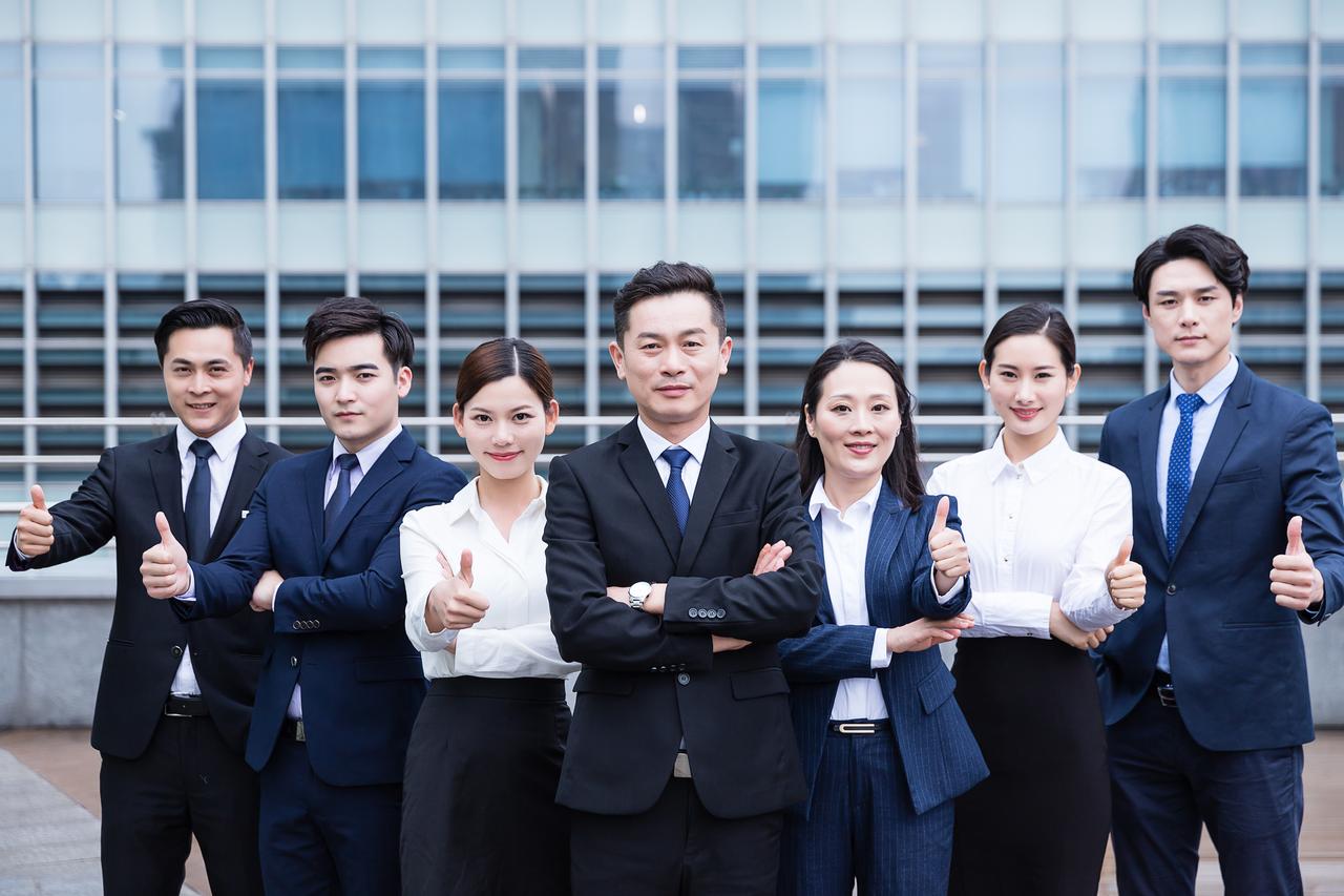 我们单位办公室王主任真不愧是个“大笔杆”，不到半天时间就把今年半年工作总结写好了