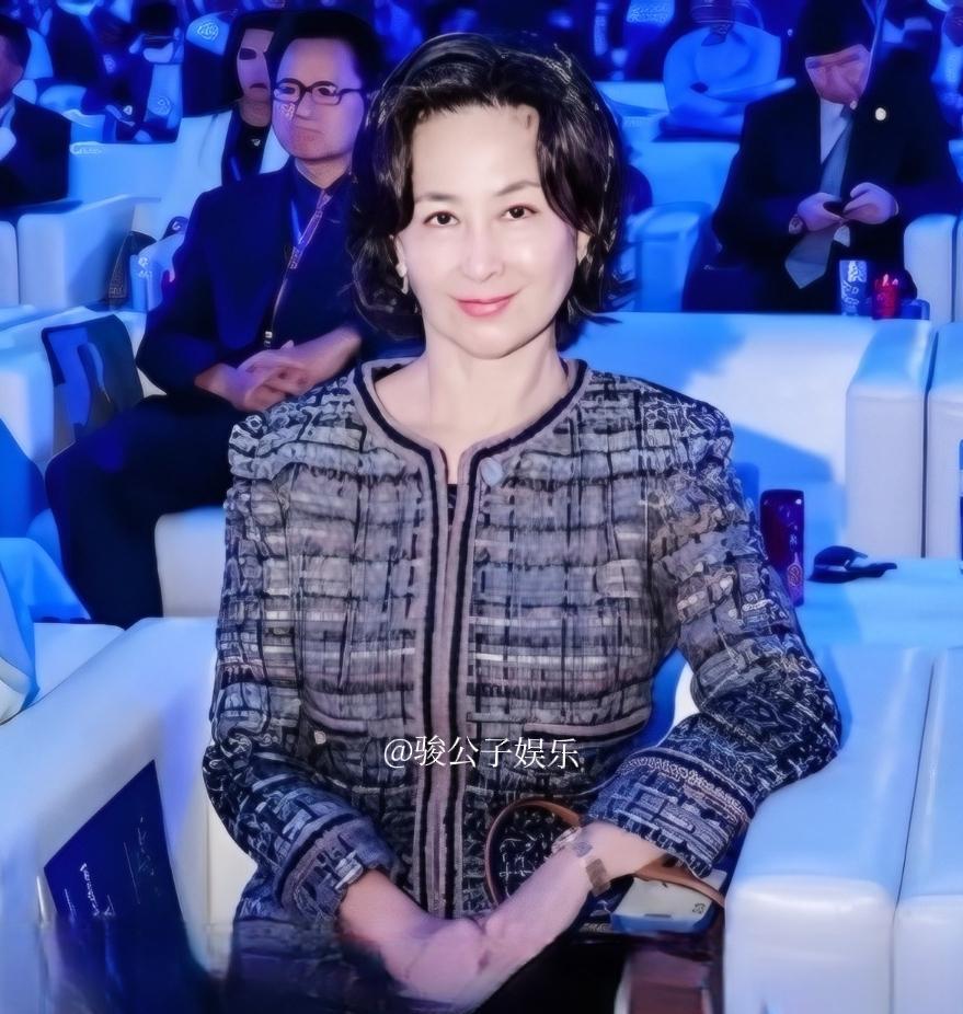 近日，何超琼现身北京出席活动，尽显优雅风范。她本人气质出众，皮肤状态极佳，被周围