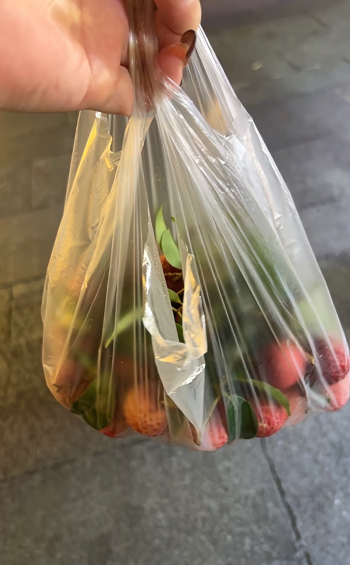 【女子在南宁某巷路边摊买荔枝被抗】7月1日，网友爆料称：广西南宁路边的一个流动荔