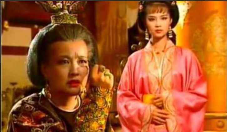 一日，上官婉儿在前往女皇武则天寝殿的路上，被一双强有力的双手拉扯过去，按在朱红的