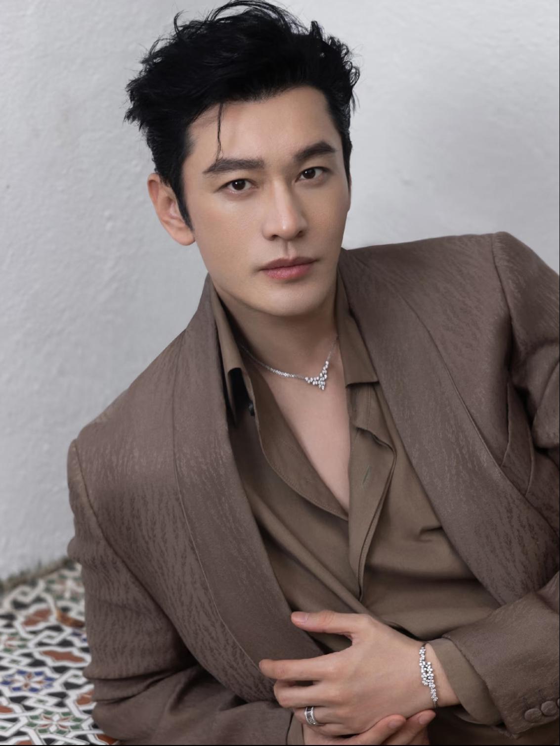 黄晓明终于出息了。不是他又交了新的女朋友，也不是又拿了什么影视大奖。而是