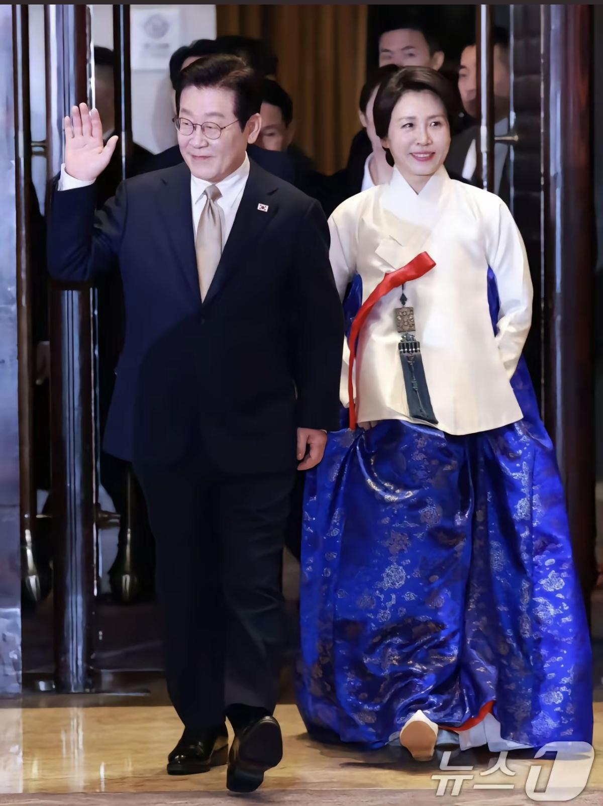 李在明分享中国行的首日视频。可以看到其夫人和韩国侨民，在参加侨届晚宴合影时穿的韩