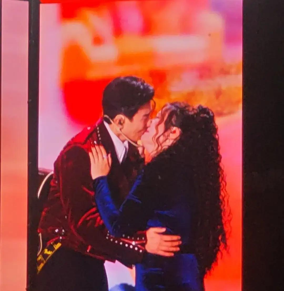 3.2%收视碾压！江苏卫视凭啥赢？跨年那晚，我守着电视等零点。江苏台一开，