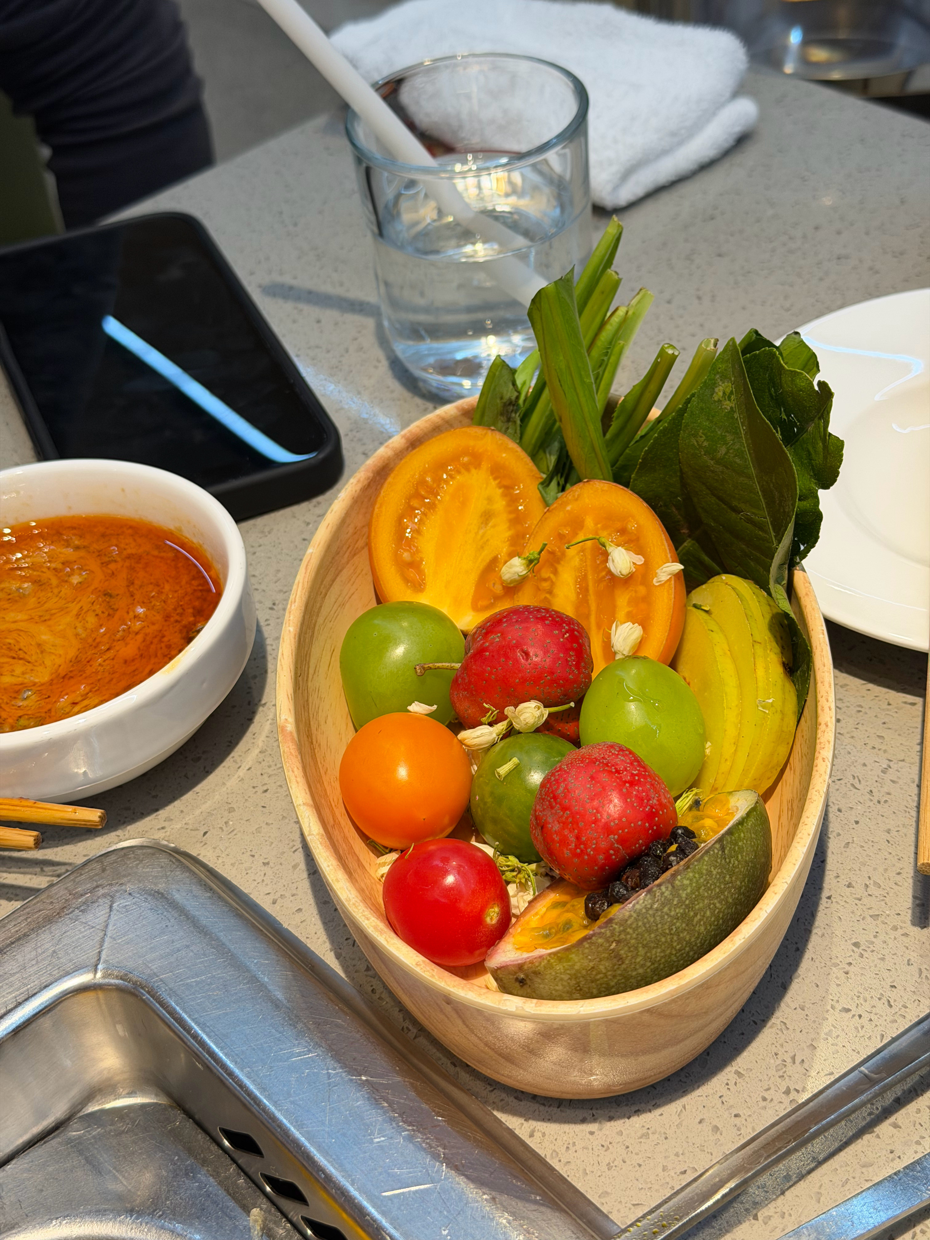 晚上陪董事长醒昨天的酒，酸汤炒饭牛羊肉，再睡一觉就能还魂了