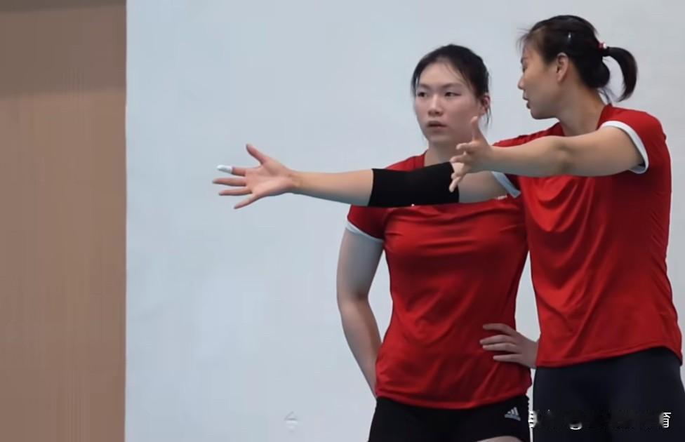 中国女排队长龚翔宇单独指导小二传张籽萱，可别忘了老龚可是打过二传的，还看到了张籽
