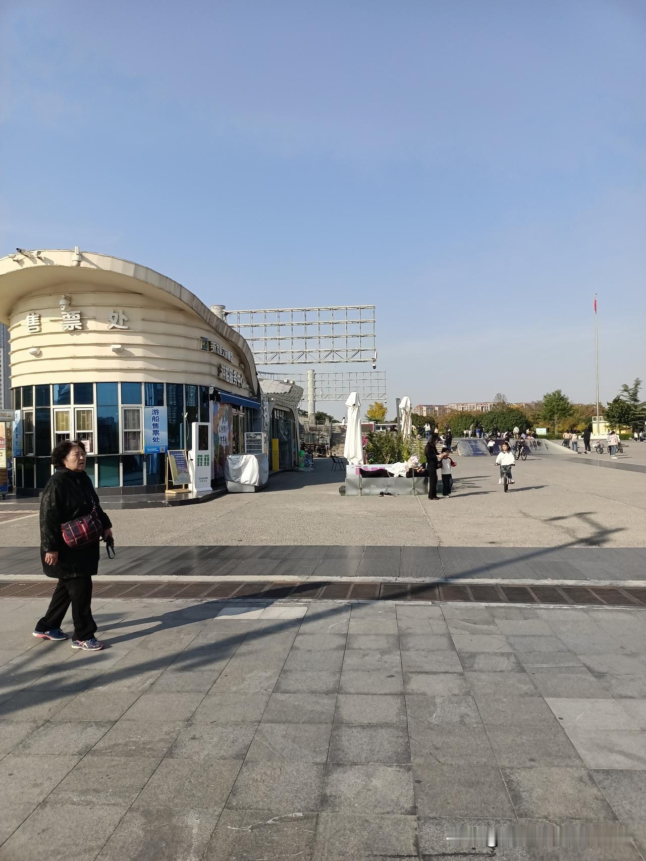 落叶不知秋已去，请出下联梅红己知雪将至