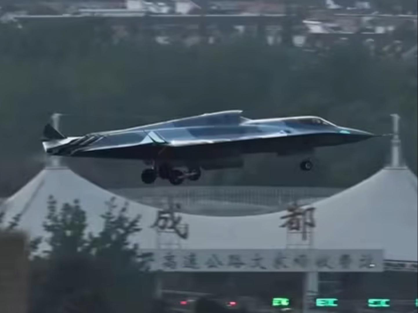 目前为止最清晰的成六代机侧面照，太帅了！