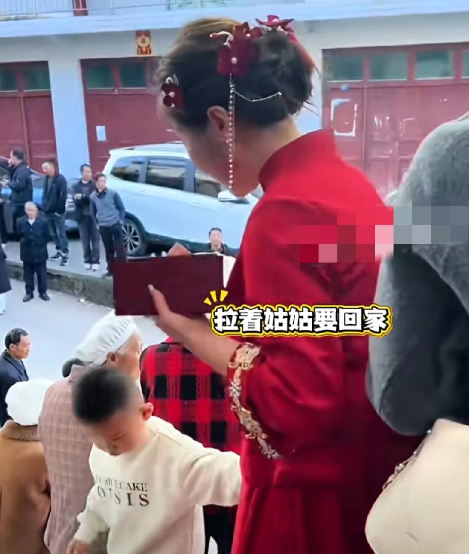 看哭了！小侄子参加姑姑婚礼，婚礼结束要拉着姑姑回家。姑姑哭成泪人，哥哥也哭红了双