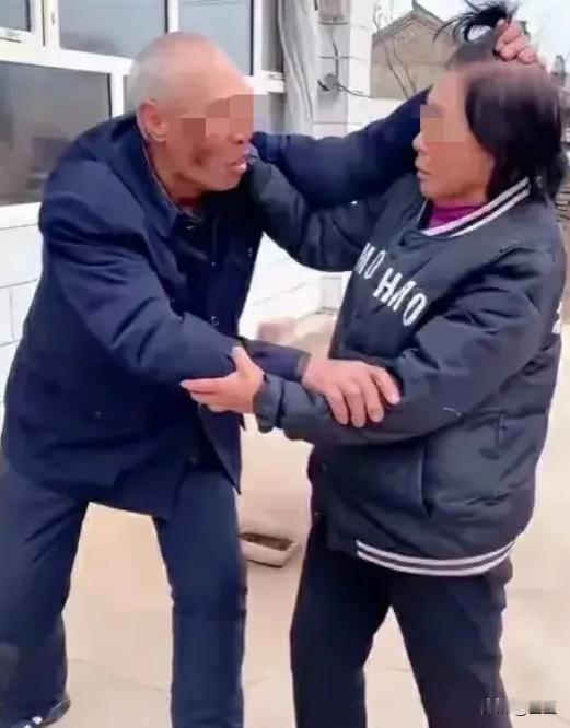 广东，70多岁的冯大爷因好友侯大妈借钱不还，气冲冲上门讨债。侯大妈躲在卫生间洗澡