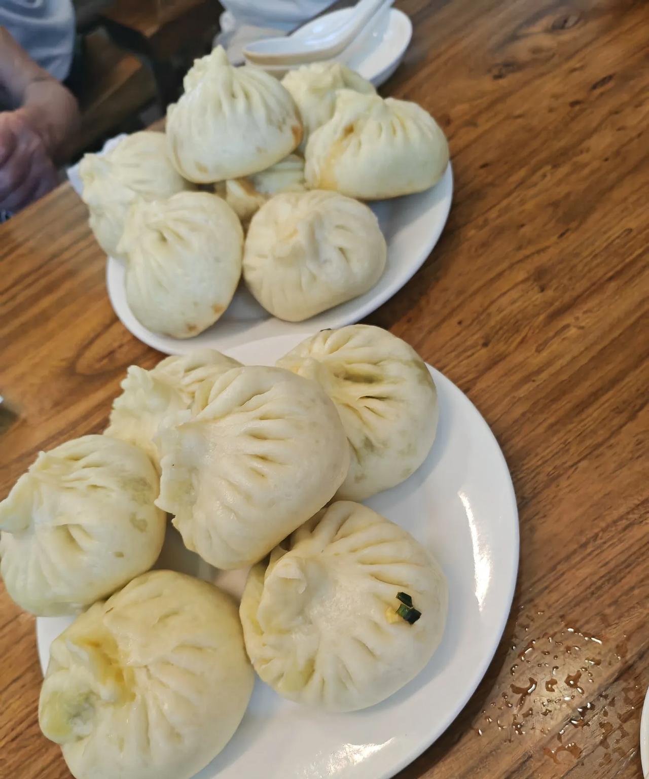 没想到，在丰台云岗吃到了正宗的炒肝和卤煮，看招牌，以前是老崇文的店。